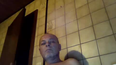 Snapshot of schnibschnab chatting on 10/19/25, 12:11 schnibschnab online show from 10/19/25, 12:11