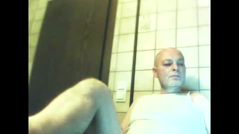 Snapshot of schnibschnab chatting on 11/11/25, 02:22 schnibschnab online show from 11/11/25, 02:22