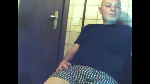 Snapshot of schnibschnab chatting on 11/21/25, 02:10 schnibschnab online show from 11/21/25, 02:10
