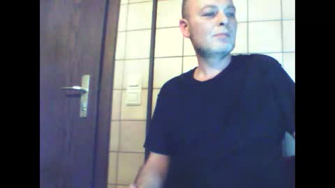 Snapshot of schnibschnab chatting on 12/16/25, 02:49 schnibschnab online show from 12/16/25, 02:49