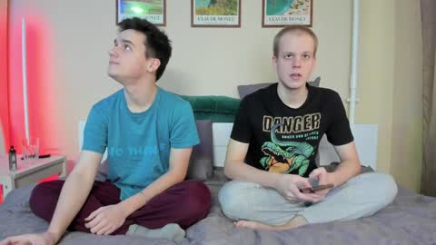 Snapshot of scooby_r chatting on 12/10/24, 11:32 Thomas brunette and Alex blond online show from 12/10/24, 11:32