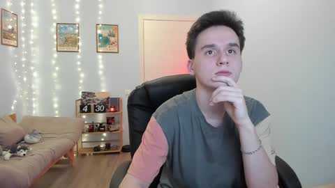 Snapshot of scooby_r chatting on 12/12/24, 11:58 Thomas brunette and Alex blond online show from 12/12/24, 11:58