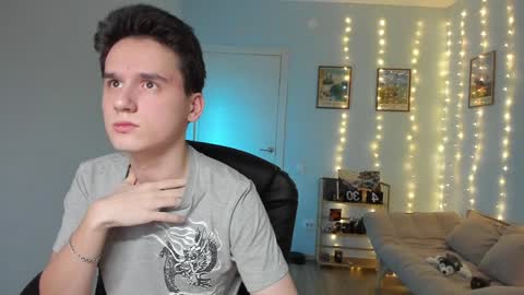 Snapshot of scooby_r chatting on 12/25/24, 03:29 Thomas brunette and Alex blond online show from 12/25/24, 03:29