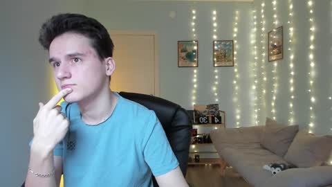 Snapshot of scooby_r chatting on 12/29/24, 08:11 Thomas brunette and Alex blond online show from 12/29/24, 08:11