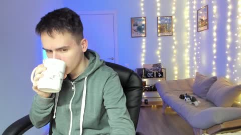 Snapshot of scooby_r chatting on 01/05/25, 05:20 Thomas brunette and Alex blond online show from 01/05/25, 05:20