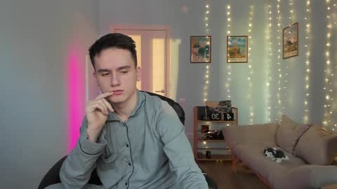 Snapshot of scooby_r chatting on 01/06/25, 08:24 Thomas brunette and Alex blond online show from 01/06/25, 08:24