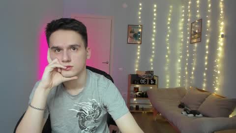 Snapshot of scooby_r chatting on 01/10/25, 09:34 Thomas brunette and Alex blond online show from 01/10/25, 09:34