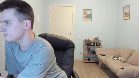 Snapshot of scooby_r chatting on 02/22/25, 03:03 Thomas brunette and Alex blond online show from 02/22/25, 03:03