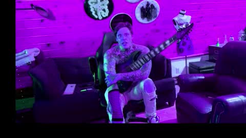 Snapshot of scopolominestrings chatting on 12/18/25, 06:52 siphonophordustbunny online show from 12/18/25, 06:52