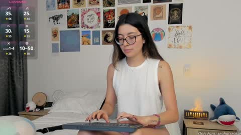 Snapshot of seahotseason chatting on 12/17/24, 04:34 Aria Independent model online show from 12/17/24, 04:34