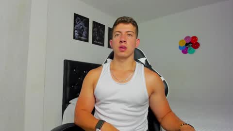 Snapshot of sean_brownx chatting on 02/24/25, 01:21 Sean online show from 02/24/25, 01:21