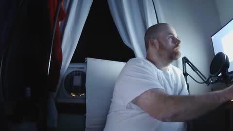 Snapshot of seanv24 chatting on 09/27/25, 02:05 seanv26 online show from 09/27/25, 02:05