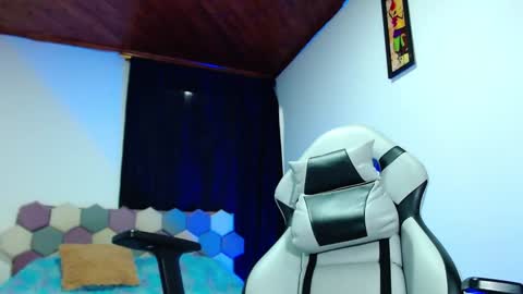 Snapshot of sebastian_025 chatting on 12/19/24, 05:29 Sebastian online show from 12/19/24, 05:29