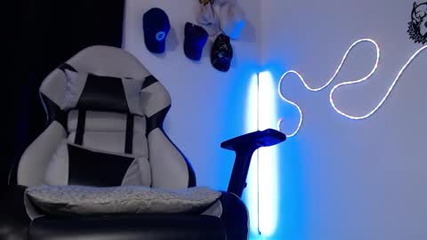 Snapshot of sebastian_025 chatting on 10/12/25, 04:00 Sebastian online show from 10/12/25, 04:00