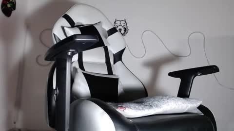 Snapshot of sebastian_025 chatting on 10/19/25, 01:50 Sebastian online show from 10/19/25, 01:50