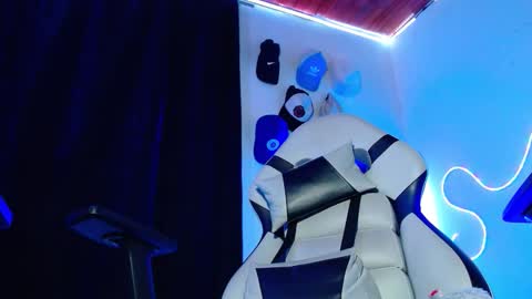 Snapshot of sebastian_025 chatting on 11/25/25, 04:45 Sebastian online show from 11/25/25, 04:45