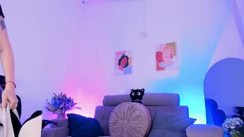     .  INDEPENDENT MODEL online show from 04/19/26, 03:50