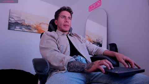 Snapshot of sebastianortizm chatting on 01/18/25, 06:53 Lucian Sinclair online show from 01/18/25, 06:53