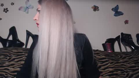 Snapshot of secoiya chatting on 11/18/25, 09:30 Emily online show from 11/18/25, 09:30