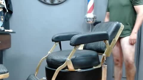 Snapshot of secrets_of_the_barber chatting on 03/08/25, 10:32 the Barber online show from 03/08/25, 10:32