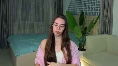 Snapshot of seductique chatting on 12/15/25, 04:11 Mia online show from 12/15/25, 04:11