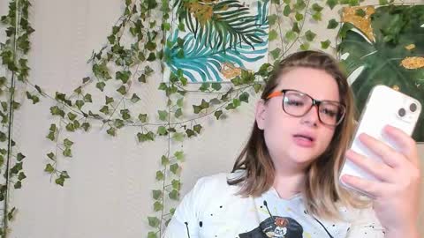 Snapshot of seductive_she_wolf chatting on 09/29/25, 01:00 seductive_she_wolf online show from 09/29/25, 01:00