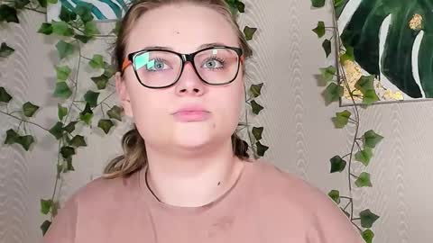 Snapshot of seductive_she_wolf chatting on 10/18/25, 07:03 seductive_she_wolf online show from 10/18/25, 07:03