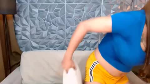 Snapshot of seductivelatina69 chatting on 02/20/25, 03:41 Lala online show from 02/20/25, 03:41