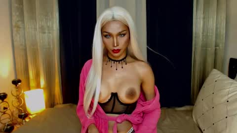 Snapshot of seductresskatarina chatting on 12/23/24, 08:11 KATARINA LUST online show from 12/23/24, 08:11