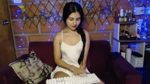 seleena_01 online show from 09/25/25, 11:08