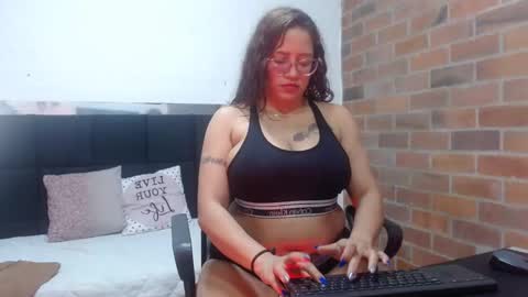 Snapshot of selena_tits_ chatting on 10/10/25, 01:04 Selena online show from 10/10/25, 01:04