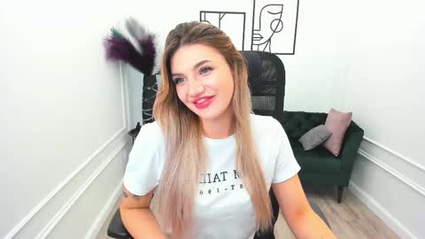 selenaemoore online show from 09/28/25, 07:41