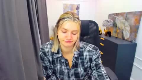 selenaemoore online show from 04/25/26, 03:42