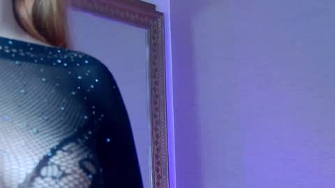 SelenaHanson online show from 11/21/25, 10:25