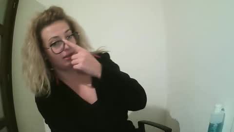 Snapshot of selenna_emma843468 chatting on 09/27/25, 05:18 Selenna online show from 09/27/25, 05:18