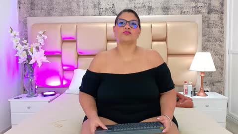 Selenna Cooper online show from 12/01/25, 11:48