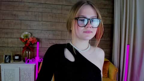 SelinSwarovski online show from 02/17/25, 07:53