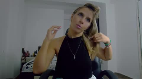 Snapshot of sellena_angel chatting on 10/19/25, 03:34 sellena_angel online show from 10/19/25, 03:34