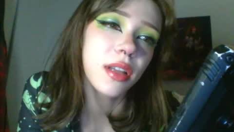 Snapshot of sendforesme chatting on 01/19/25, 12:17 goddess esme online show from 01/19/25, 12:17