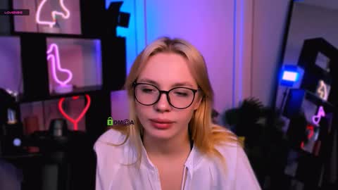 Snapshot of sendi_cais chatting on 11/26/25, 12:17 Sendi online show from 11/26/25, 12:17