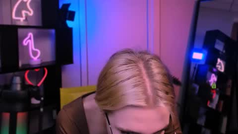 Snapshot of sendi_cais chatting on 11/28/25, 11:02 Sendi online show from 11/28/25, 11:02