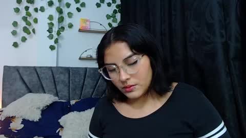 Snapshot of sensual_flame chatting on 01/29/25, 01:37 Camille and sophie online show from 01/29/25, 01:37