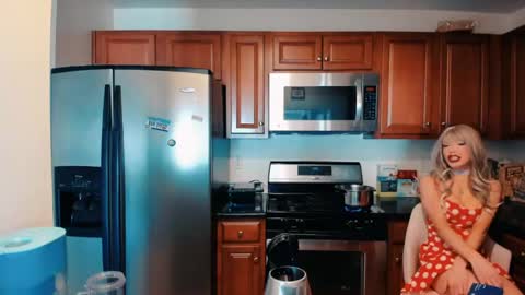 Mia online show from 04/23/26, 08:00