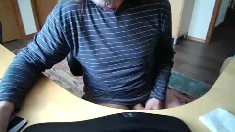 Snapshot of sensualgentlem chatting on 02/16/25, 06:10 Sensually Yours online show from 02/16/25, 06:10