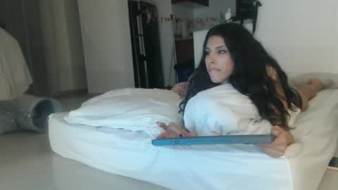 sararoussee online show from 12/15/25, 02:16