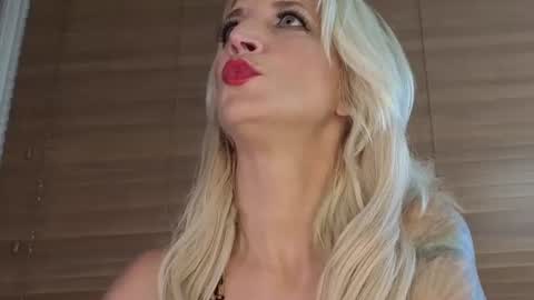 Snapshot of serenexxmilf chatting on 06/25/26, 06:40 serenexx your MILF online show from 06/25/26, 06:40