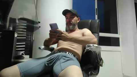 Snapshot of serioyhetero19 chatting on 05/11/26, 11:24 hetero serio discreto online show from 05/11/26, 11:24