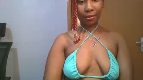 Snapshot of sexie_curvie chatting on 02/14/25, 12:25 Maggie online show from 02/14/25, 12:25