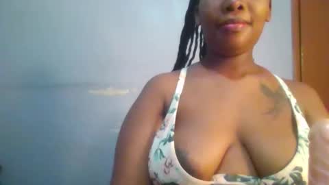Snapshot of sexie_curvie chatting on 10/10/25, 06:12 Maggie online show from 10/10/25, 06:12