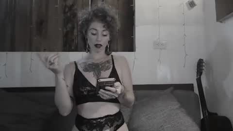 Snapshot of sexnchocolate chatting on 01/10/25, 02:13 Trixy Rose online show from 01/10/25, 02:13